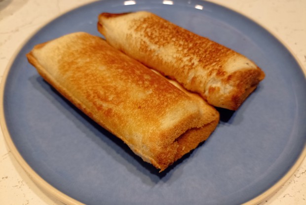 Горячий бутерброд с крабовыми палочками в бутерброднице