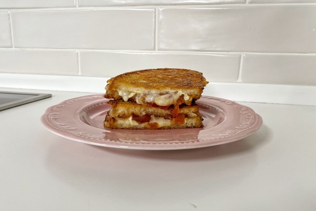 Горячий бутерброд с сыром бри и яблочным джемом