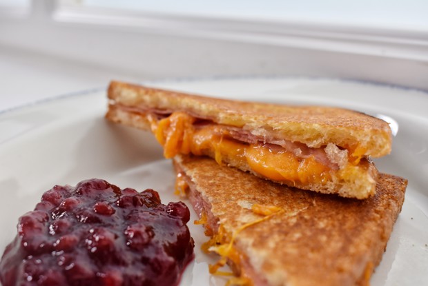 Горячий бутерброд с сыром и чоризо