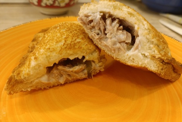 Горячий бутерброд с тунцом и оливками