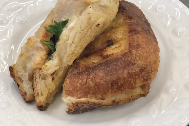 Горячий сэндвич с куриным филе, томатами и сыром