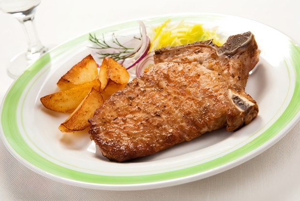 Говядина под корочкой из апельсиновой цедры и фенхеля