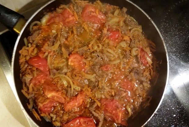 Говядина с аджикой и помидорами