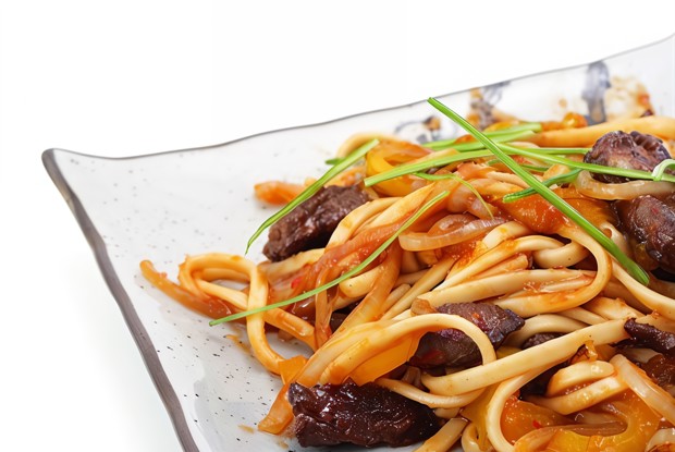 Говядина с чили, бобовыми проростками, красным луком и лаймом