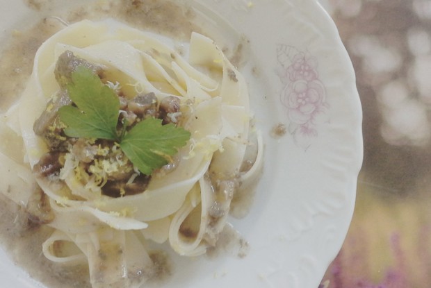 Говядина с грецкими орехами и грибами