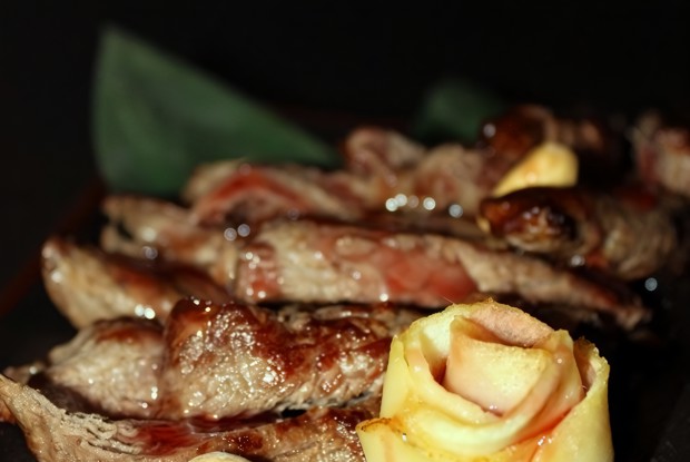 Говядина с яблоками и вишневым соусом