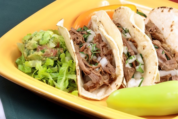 Говядина с какао, корицей и салатом