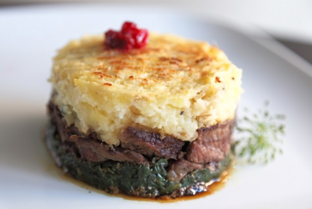 Говядина с картофельным пюре, шпинатом и ягодным соусом