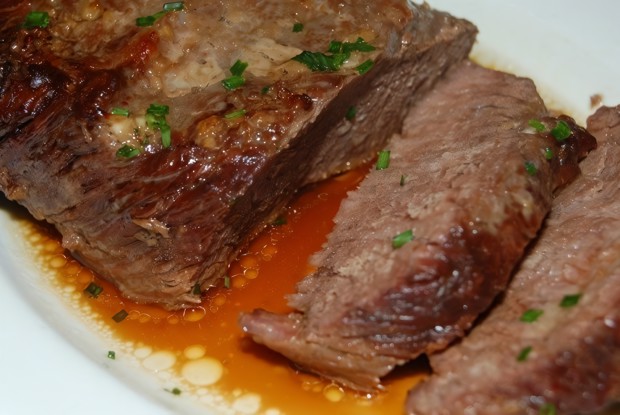 Говядина с острым соусом из соленых грибов