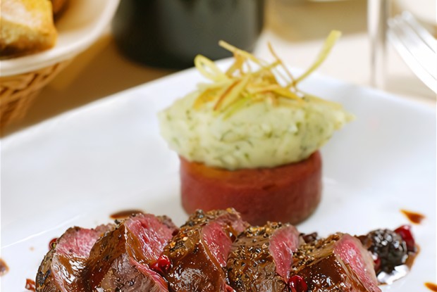 Говядина с розмарином и соусом из красной смородины и горчицы