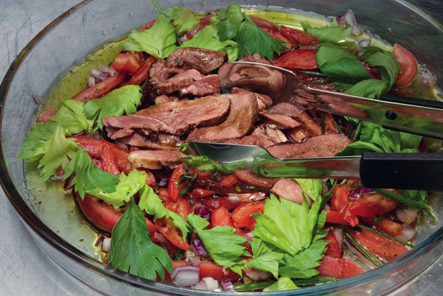 Говядина с томатами, базиликовым маслом и листьями сельдерея