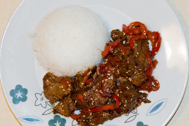 Говядина со сладким перцем в соусе терияки