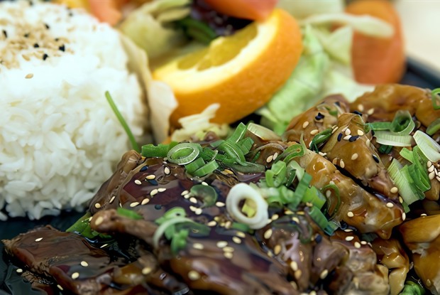 Говядина терияки с огуречным салатом