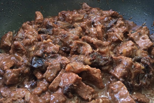 Говядина, тушеная с черносливом