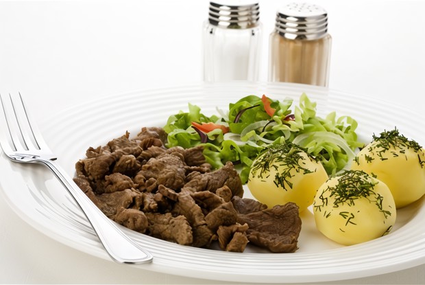 Говядина тушеная с луком и картофелем