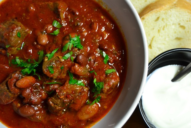 Говядина, тушеная с темным пивом и фасолью