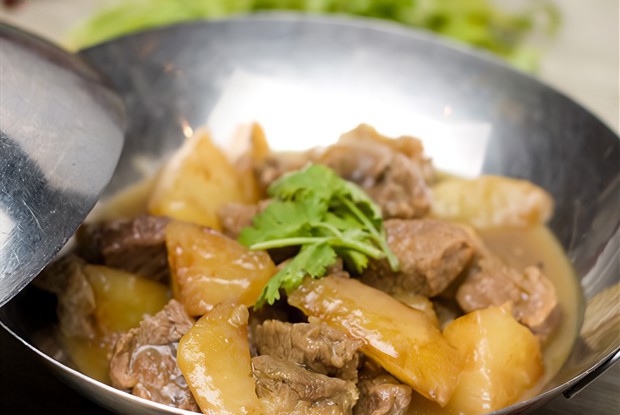 Говядина в карри мадрас с картофелем