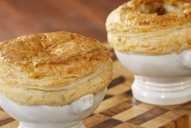 Говядина в красном вине под крышкой из слоеного теста