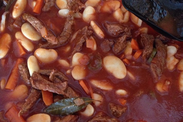 Говядина в томатном соусе с фасолью лима