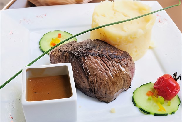 Говяжье филе с перцем и соусом из портвейна