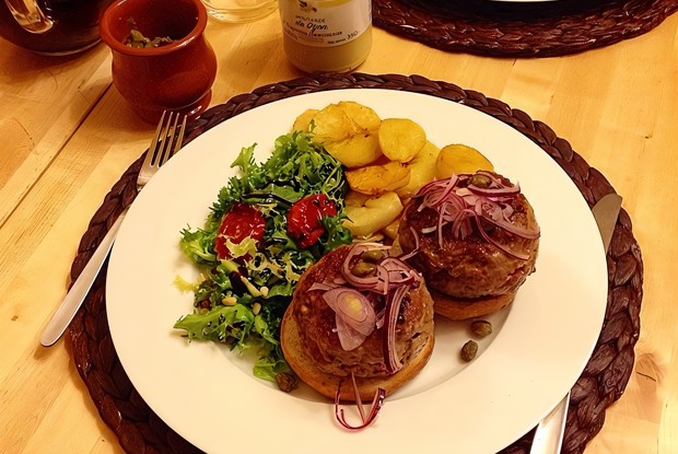 Говяжьи бургеры с голубым сыром, виски, красным луком и горчицей, с гарниром из картофеля