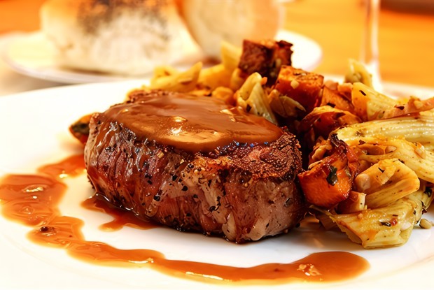 Говяжьи миньоны в соусе из красного вина и хрена