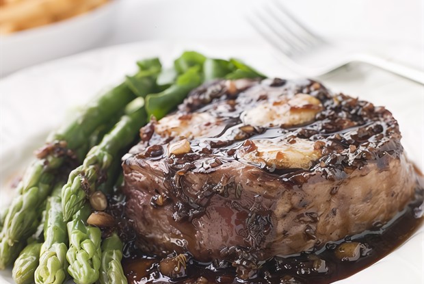 Говяжьи отбивные с соусом из лука-шалота