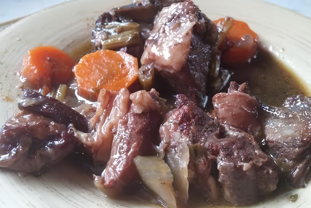 Говяжьи ребрышки в красном вине с черносмородиновым ликером
