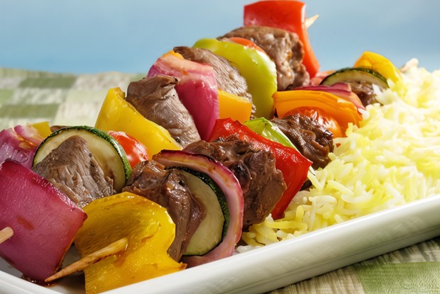 Говяжьи шашлыки на гриле с зелеными перцами и цукини