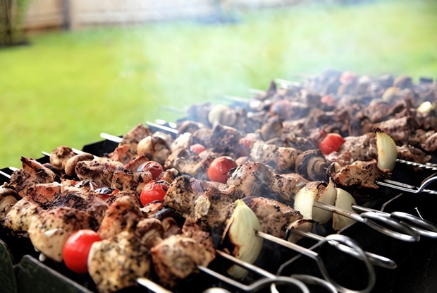 Говяжьи шашлыки с черри в глазури из соуса хойсин