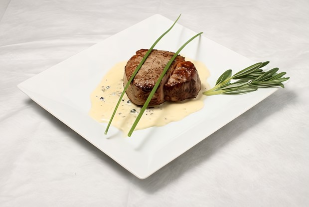 Говяжьи стейки с соусом из голубого сыра и маслин