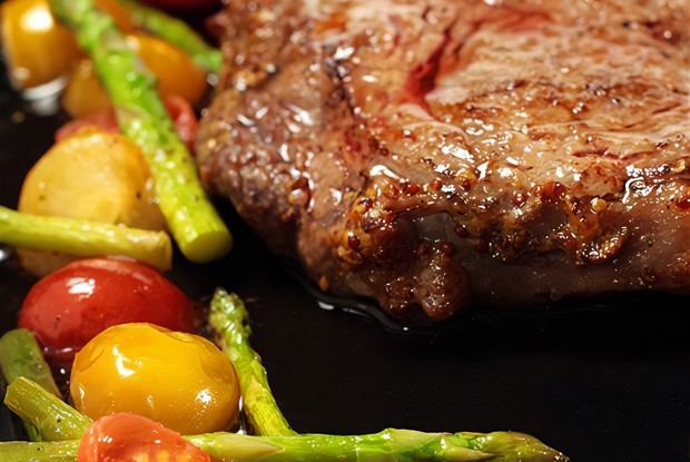 Говяжьи стейки с жареными помидорами черри
