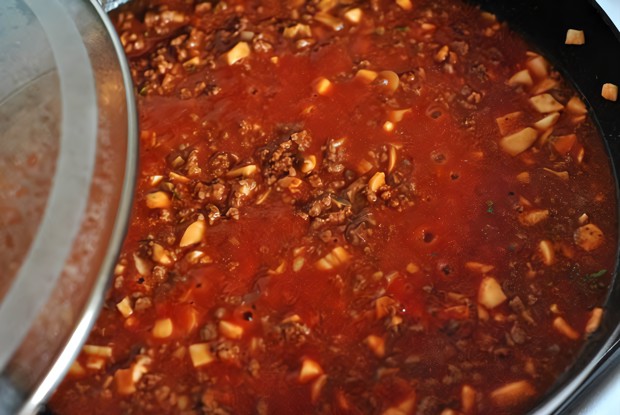 Говяжий фарш с томатами и корицей