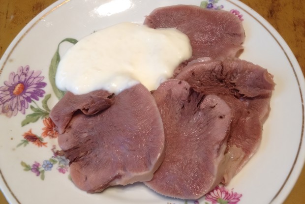 Говяжий отварной язык с хреном