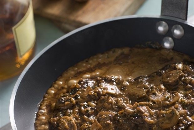 Говяжий стейк со сливочно–грибным соусом