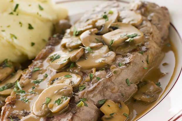 Говяжий стейк со сливочно-грибным соусом