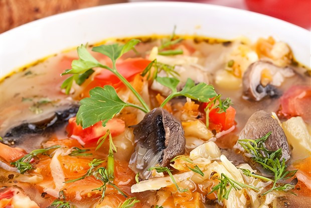 Говяжий суп с грибами и томатами