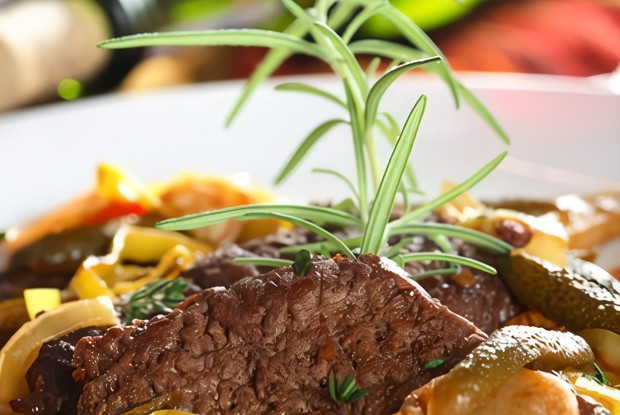 Говяжья вырезка с луково–апельсиновой закуской