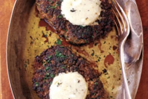 Говяжья вырезка с соусом из голубого сыра