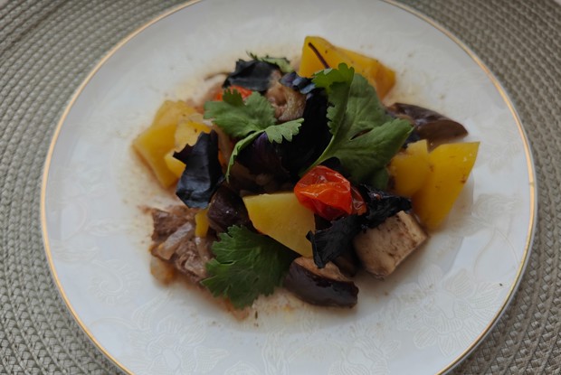 Говядина с баклажанами и черри в духовке