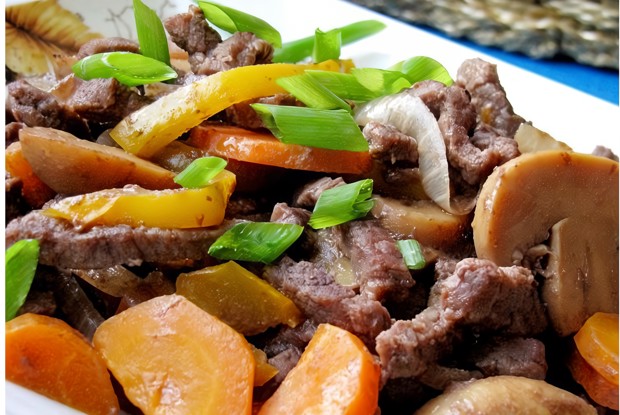 Говядина с грибами в соевом соусе на листах нори