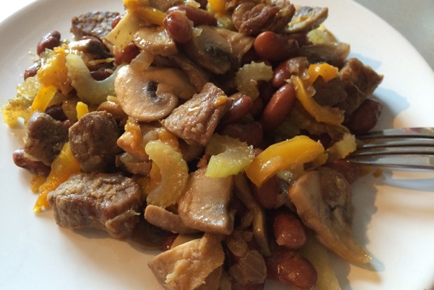 Говядина с имбирем, фасолью, овощами и грибами
