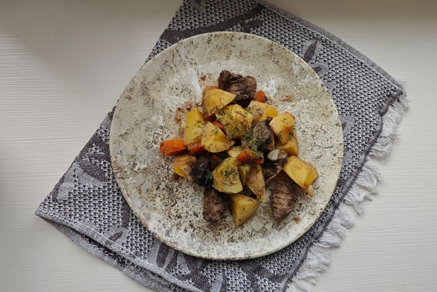 Говядина с картофелем и морковью в рукаве