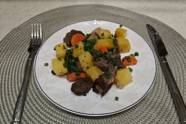 Говядина с картофелем и петрушкой в рукаве