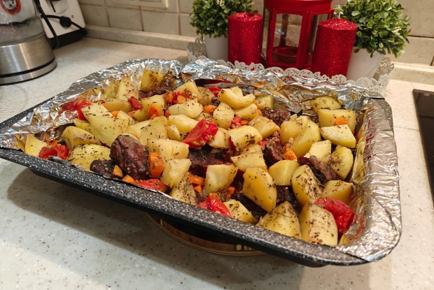 Говядина с картофелем и помидорами в духовке