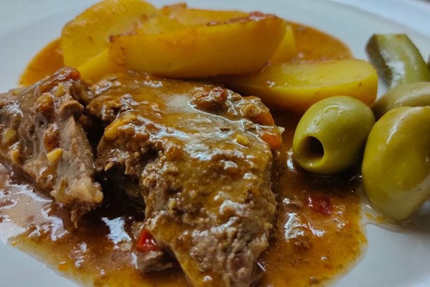 Говядина с картофелем тушенная в остром томатном соусе