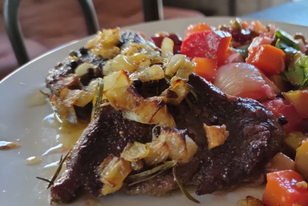 Говядина с розмарином и луковой заправкой