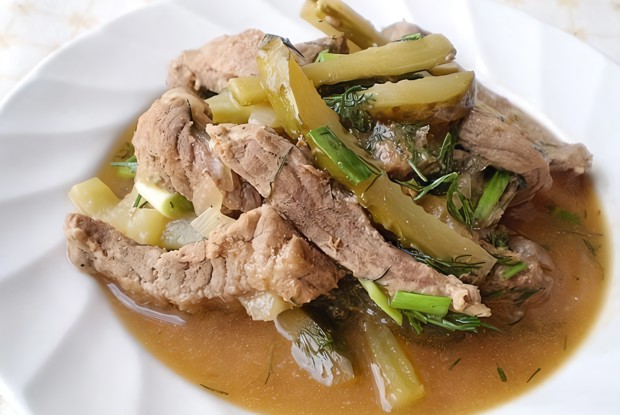 Говядина в остром соусе с маринованными огурцами