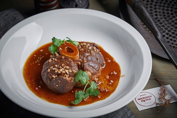 Говяжье оссобуко, томленное в соусе из томатов и красного вина