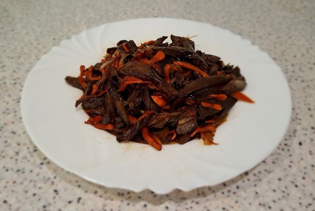 Говяжье сердце с соевым соусом, луком и морковью